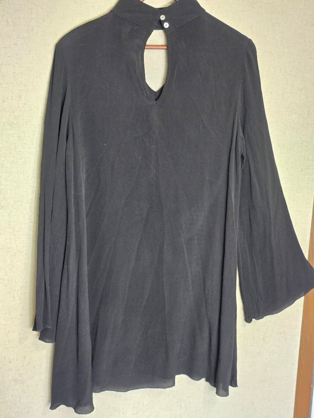 Elan Black Long Flare Sleeve Tunic Dress Keyhole Neckline Medium Whimsigoth Goth - Picture 4 of 4